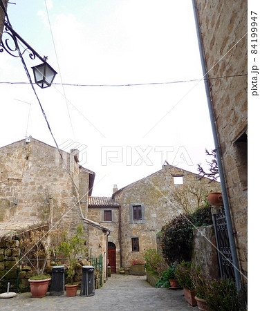 イタリア　チヴィタディバニョレージョの路地 84199947