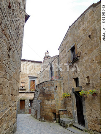 イタリア　チヴィタディバニョレージョの路地 84199948