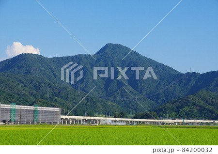 日野山と建設中の北陸新幹線　越前たけふ駅　福井県越前市　2021年7月 84200032