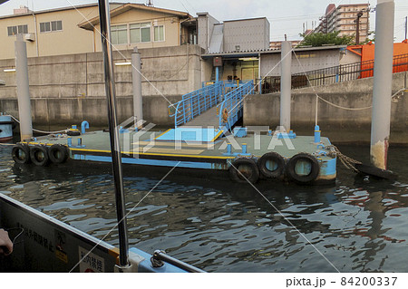 大阪市港区「三十間堀川」渡し舟 航行中 大阪市港区「三十間堀川」渡し舟 航行中 84200337