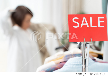 買い物をする女性 買い物をする女性 84200407