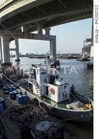 出航準備中の中型船 大阪府港区にて 出航準備中の中型船 大阪府港区にて 84200522