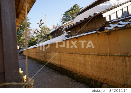 長町武家屋敷の土塀に冬の風物詩、こも掛け 84201114