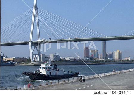 橋を眺め車いすを介助される方　大阪市天保山付近にて 84201179