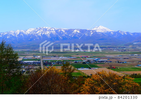 連なる山と街並み 84201330