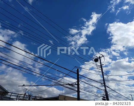 電線の隙間から望む秋空 電線の隙間から望む秋空 84202323