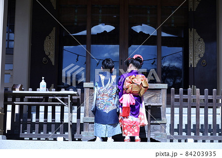 七歳児と五歳児の七五三、神社にお参り、後ろ姿 84203935