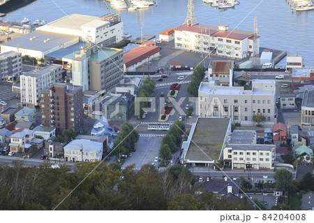 函館山展望台から俯瞰する路面電車有名な坂を通過中（函館どつく5系統） 84204008