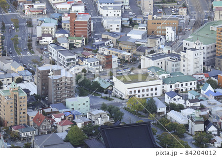 函館山展望台から俯瞰する路面電車有名な坂を通過中(函館どつく5系統) 函館山展望台から俯瞰する路面電車有名な坂を通過中(函館どつく5系統) 84204012