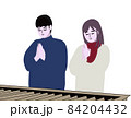 初詣でお詣りする男女 84204432