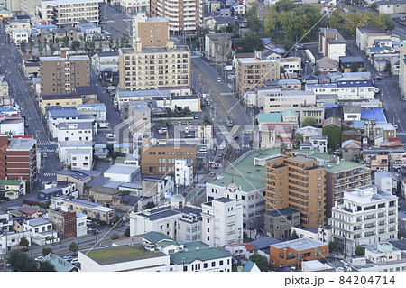 函館市　十字街（末広町）を函館山展望台より 84204714