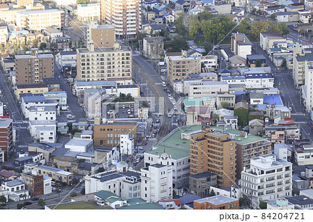 函館市　十字街（末広町）を函館山展望台より 84204721