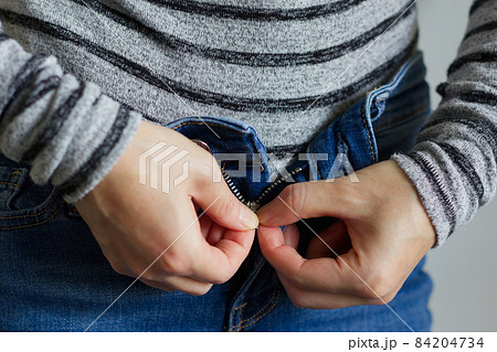 ズボンがきつく閉まらない様子3 ズボンがきつく閉まらない様子3 84204734