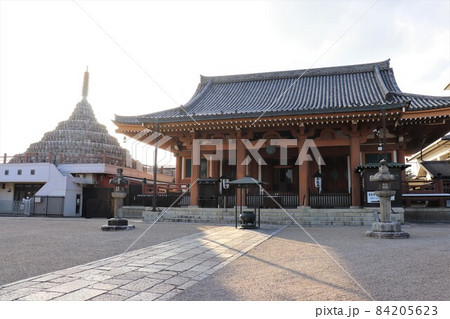 新選組の壬生寺　夕暮れ　京都　京都市　京都府 84205623