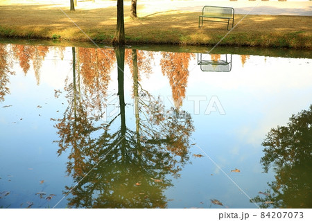 紅葉 観光地 湖 84207073