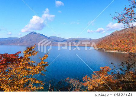 北海道千歳市、華麗に染まる秋の支笏湖と恵庭岳【10月】 84207323