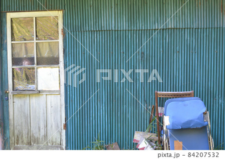 青い壁のプレハブ倉庫の写真素材 [84207532] - PIXTA