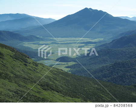 至仏山登山道から見る早朝の尾瀬ヶ原と燧ケ岳 84208568