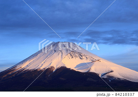 水が塚　宝永火口光輝く富士 84210337