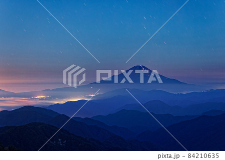 丹沢・塔ノ岳から見る黎明の富士山 84210635
