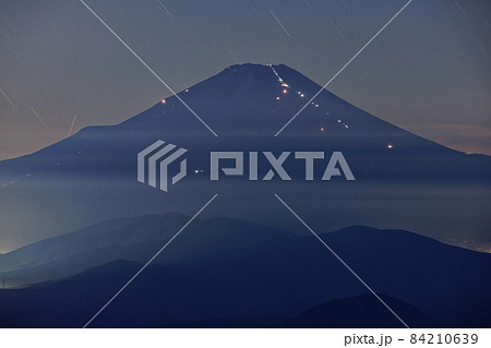 丹沢・塔ノ岳から見る黎明の富士山 丹沢・塔ノ岳から見る黎明の富士山 84210639