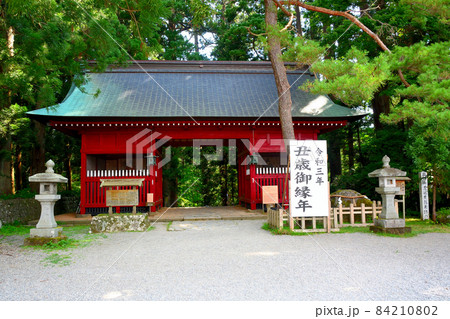 羽黒山・出羽神社・鳥居の奥にある、以前は仁王門だったと伝わる、赤い随神門の眺め・東北・山形県(2) 84210802
