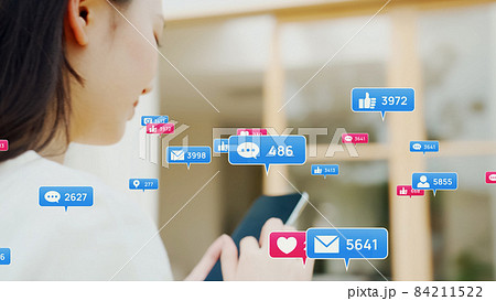 SNSに投稿する女性　インフルエンサー 84211522