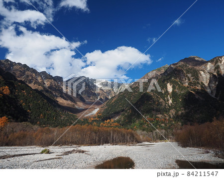 晩秋の上高地　穂高連峰 84211547