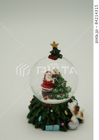 クリスマスツリーとサンタクロースのスノードーム 84214315