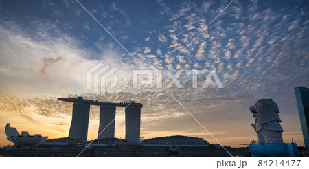 マーライオンと共に朝焼けの中のマリーナベイサンズ 84214477