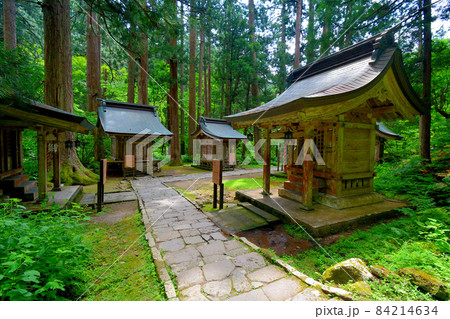 羽黒山・出羽神社・参詣道に整然と並ぶ末社、磐裂神社、五十猛神社、大年神社・東北・山形県鶴岡市 84214634