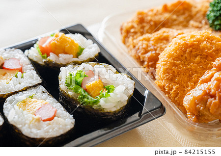 ランチの寿司と揚げ物 ランチの寿司と揚げ物 84215155