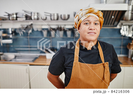 Female Cook in Kitchen Female Cook in Kitchen 84216306