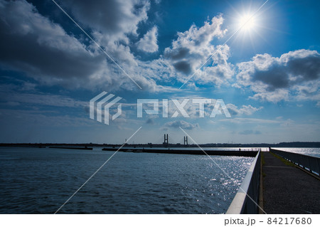 釣り人と銚子大橋 釣り人と銚子大橋 84217680