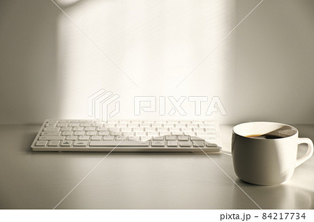 コーヒーブレイク　シンプルなビジネスイメージ 84217734