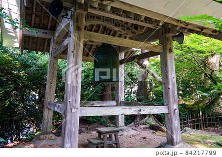 新潟県内最古の名刹　国上寺（こくじょうじ）鐘楼 84217799