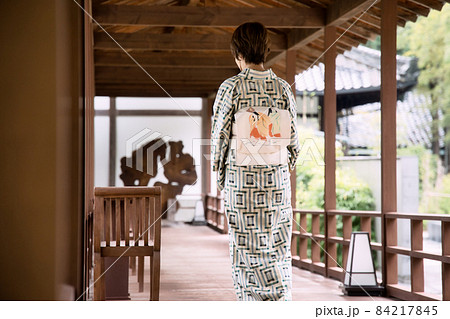着物女性と日本家屋と庭園 着物女性と日本家屋と庭園 84217845