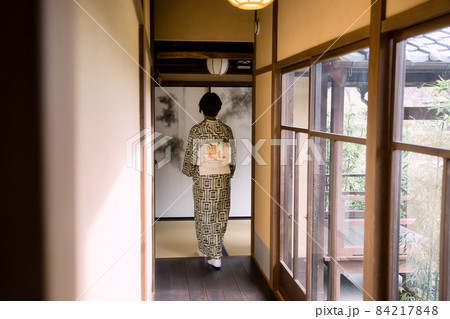 着物女性と日本家屋と庭園 着物女性と日本家屋と庭園 84217848