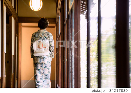 着物女性と日本家屋と庭園 着物女性と日本家屋と庭園 84217880