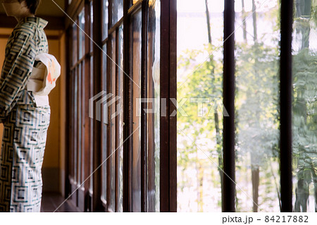 着物女性と日本家屋と庭園 84217882