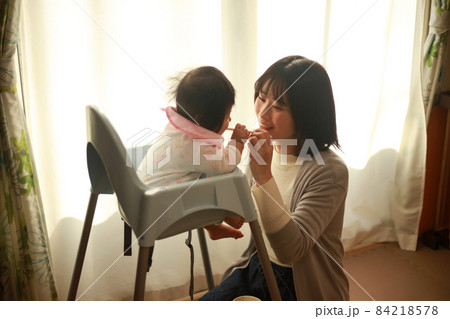 赤ちゃんに離乳食を与える母親 赤ちゃんに離乳食を与える母親 84218578