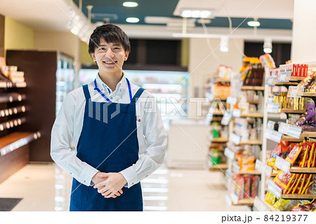 食品スーパーで働く若い男性スタッフ 84219377