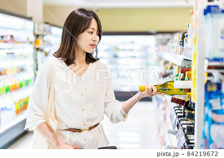 ワインを購入する若い女性 84219672