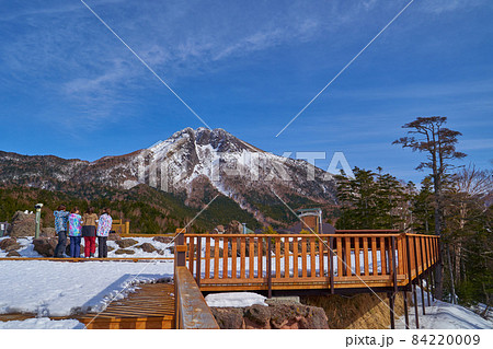 群馬県 冬の丸沼高原日光白根山ロープウェイ山頂駅の天空の足湯から白根山を見る 84220009