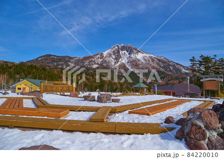 群馬県 冬の丸沼高原日光白根山ロープウェイ山頂駅の天空の足湯から白根山を見る 84220010