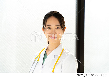 若い女性医師 若い女性医師 84220476