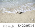 宮古島のビーチの白波と珊瑚 84220514