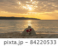 宮古島与那覇前浜ビーチの砂イルカと夕陽 84220533