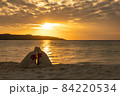 宮古島与那覇前浜ビーチの砂イルカと夕陽 84220534