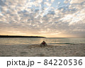 宮古島与那覇前浜ビーチの砂イルカと夕暮れ 84220536